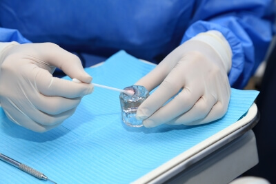Anwendung von Fluoridgel bei Zahnpatienten Dappenbecher