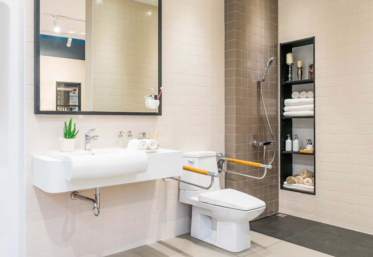 Auch barrierefreie Badezimmer können gemütlich und schön sein