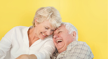 Glückliches Seniorenpärchen dank unbeschwerterem Leben durch Pflegeprodukte