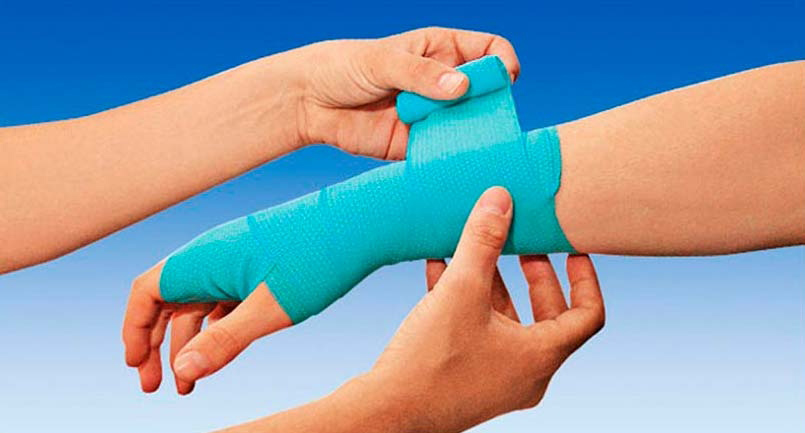 Eine verletzte Hand wird per Kühlbandage versorgt Eine verletzte Hand wird per Kühlbandage versorgt