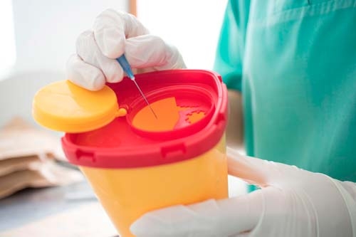 Abwurfbehälter für Kanülen mit aufgedruckten Hinweisen und Instruktionen Abwurfbehälter für Kanülen mit aufgedruckten Hinweisen und Instruktionen