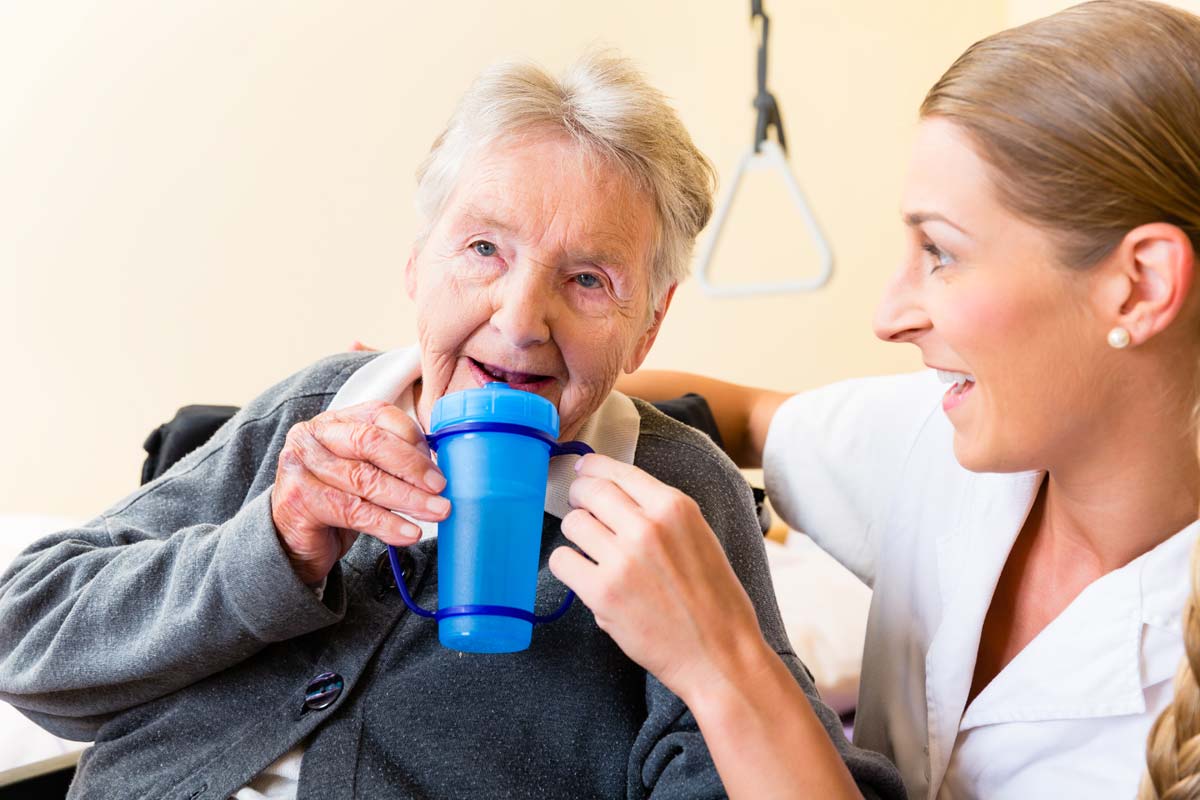 Medizinische Trinknahrung bietet Vorteile in Alten- und Krankenpflege