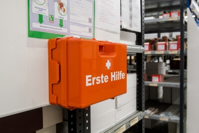 Erste Hilfe Material hängt in einem Kasten an einer Wand in einem Unternehmen