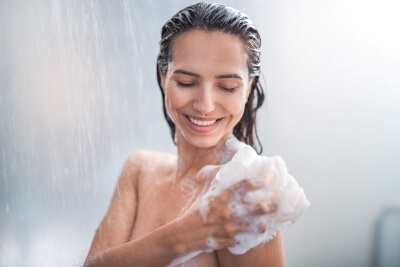 esemtan® Waschlotion Eine Frau nutzt esemtan® Waschlotion