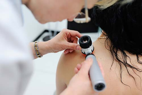 Dermatoskop kaufen und zur Hautuntersuchung anwenden. Das Dermatoskop zur Hautuntersuchung