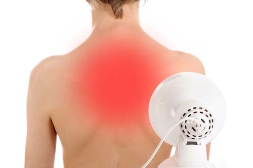 Mit einer Rotlichtlampe lassen sich verspannte Körperregionen einer Wärmetherapie unterziehen Mit einer Rotlichtlampe lassen sich verspannte Körperregionen einer Wärmetherapie unterziehen