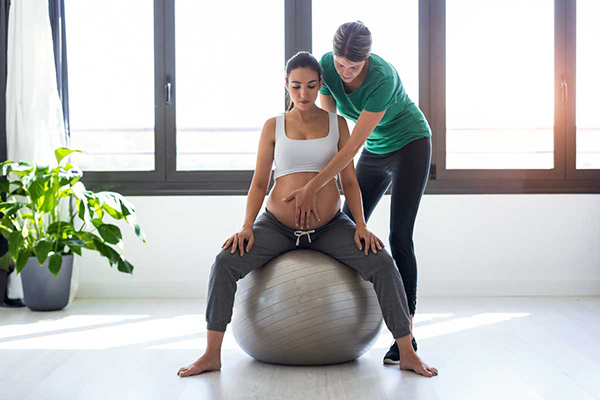 Für Schwangere bieten Gymnastikball-Übungen viele Vorteile