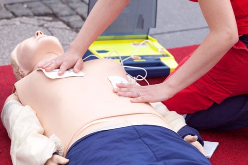 Defibrillator Übung an einem Dummy