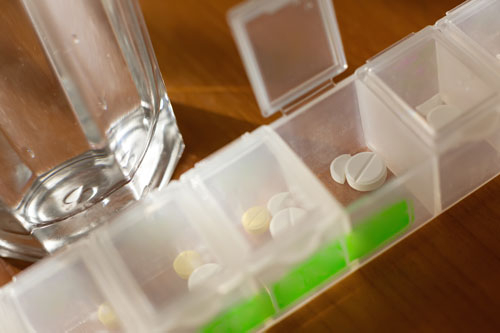 Eine Tablettenbox mit Pillen zur Einnahme