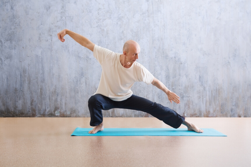 Langsame und schonende Sportarten wie Tai Chi können in jedem Alter begonnen werden, um den Körper und das Gleichgewicht zu stärken Mit Tai Chi auf schonende Weise Kraft, Ausdauer und Beweglichkeit stärken