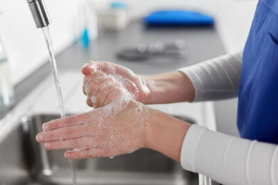 Eine Ärztin wäscht ihre Hände mit schülke sensiva