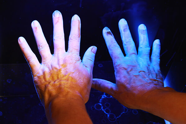 UV-Licht zur Kontrolle nach Desinfektion Hygienekontrolle unter UV-Licht