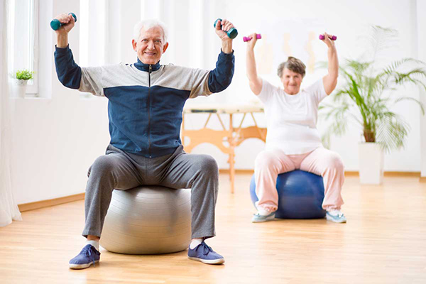 Schon im Sitzen auf dem Gymnastikball lassen sich viele Übungen machen