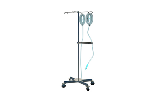 Infusionsständer von Medicalcorner24® ermöglichen eine problemlose Schwerkraftinfusion Typischer Ständer für Infusionen mit Rollenstativ und Aufhängmöglichkeiten
