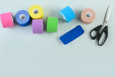 Kinesiologie Tapes in verschiedenen Farben Kinesiologie Tapes in verschiedenen Farben