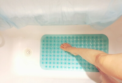 Sicherheitsvorkehrungen mit einem Antirutschbelag in der Badewanne zur Vermeidung von Unfällen Badewanneneinlage in einer Badewanne