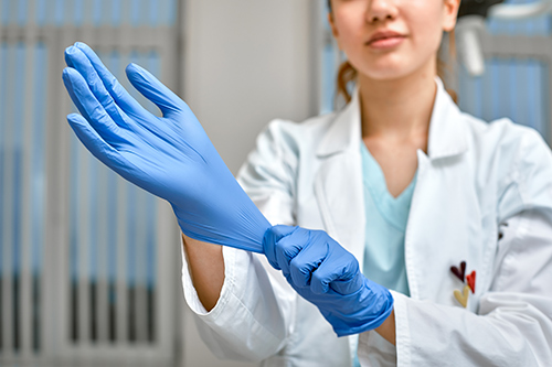 Sonstige Handschuhe im medizinischen Bereich Ärztin trägt medizinische Handschuhe