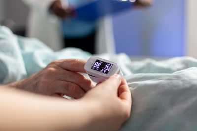 Pulsoximeter nahaufnahme an kranken patienten Pulsoximeter nahaufnahme an kranken patienten