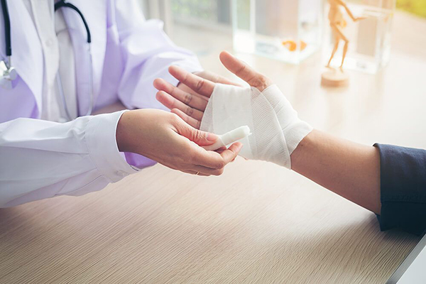 Verband wir von einer Ärztin angelegt um Patienten zu unterstützen Verbandsmaterial zur Ruhigstellung und Unterstützung bei der Behandlung verschiedener Wunden