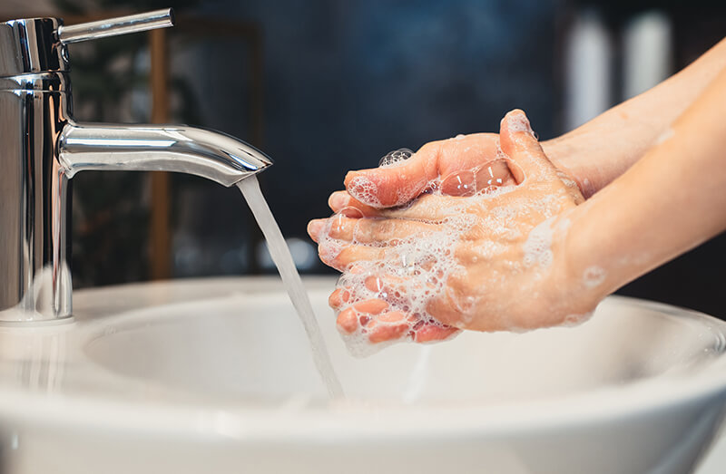 Eine Person nutzt medizinische Seife zum Händewaschen