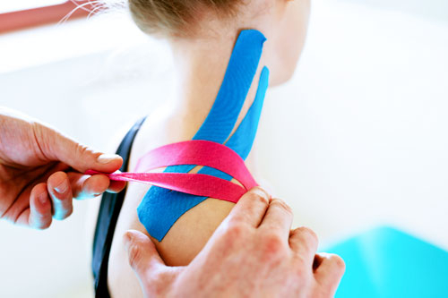 Bei Nackenschmerzen hilft das Physiotape Bei Nackenschmerzen hilft das Physiotape