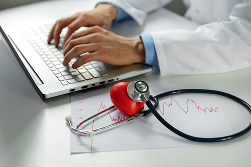 Dank der integrierten Software sind die mit dem mobilen EKG gemessenen Daten unkompliziert und exakt auszuwerten Arzt wertet die Ergebnisse eines mobilen EKG-Geräts aus