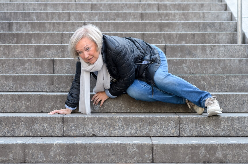 Treppen und andere Hindernisse werden zu gefährlichen Stolperfallen, wenn im Alter Kraft und Koordination nachlassen Stürze auf Treppen sind im Alter besonders gefährlich